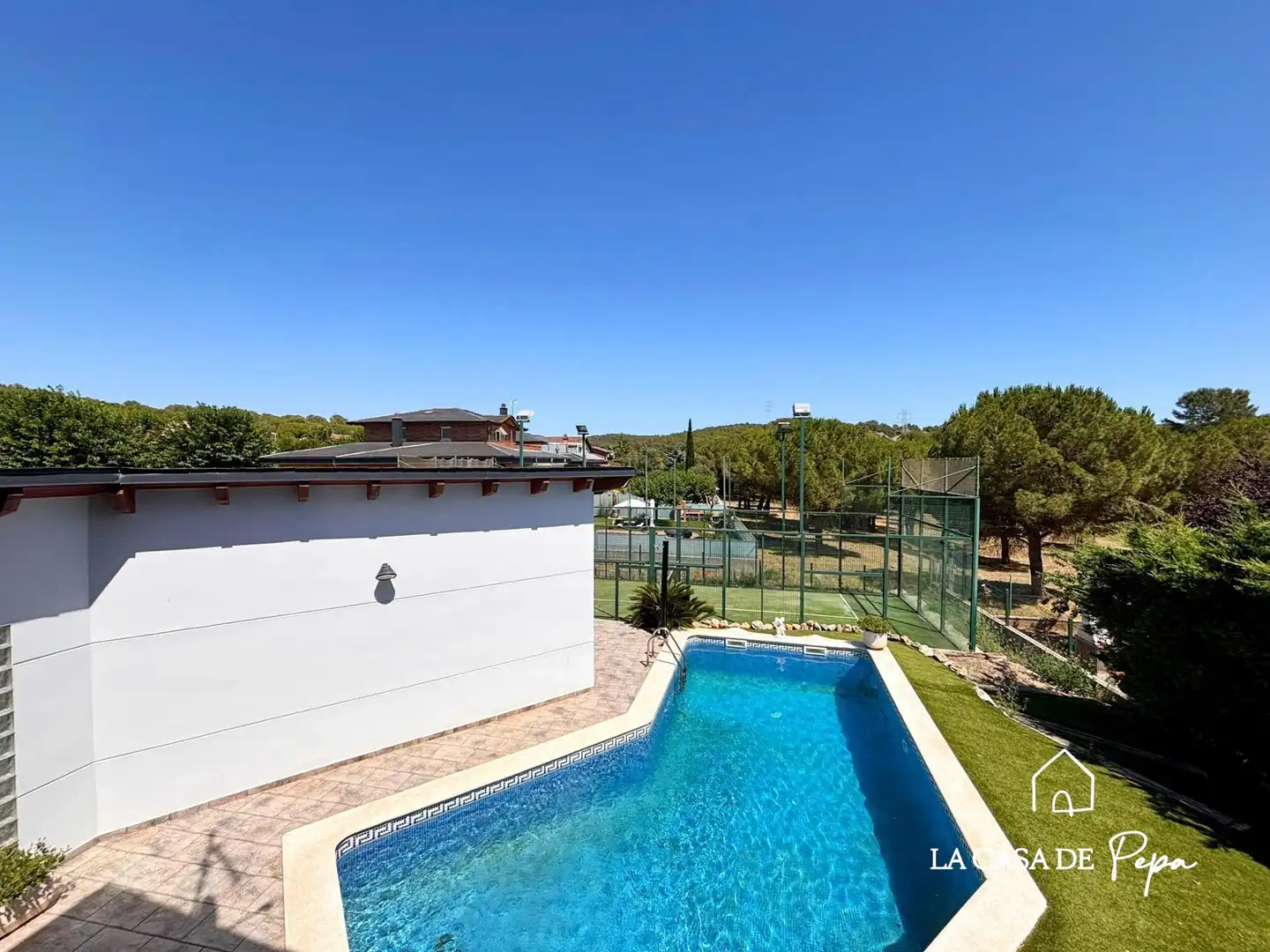 Schwimmbecken von Haus oder Chalet zum Verkauf in Begues mit Heizung und Schwimmbad
