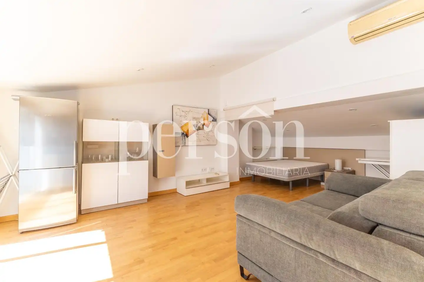 Study for rent in Valencia  with Air Conditioner, Parquet flooring and Terrace
