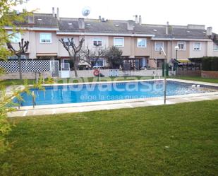 Piscina de Casa adosada en venda en  Albacete Capital amb Aire condicionat, Calefacció i Jardí privat