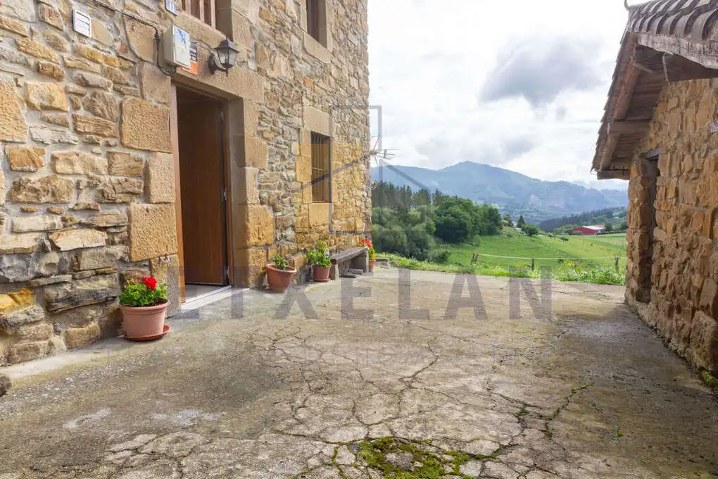 Vista exterior de Finca rústica en venda en Ermua amb Calefacció, Jardí privat i Moblat