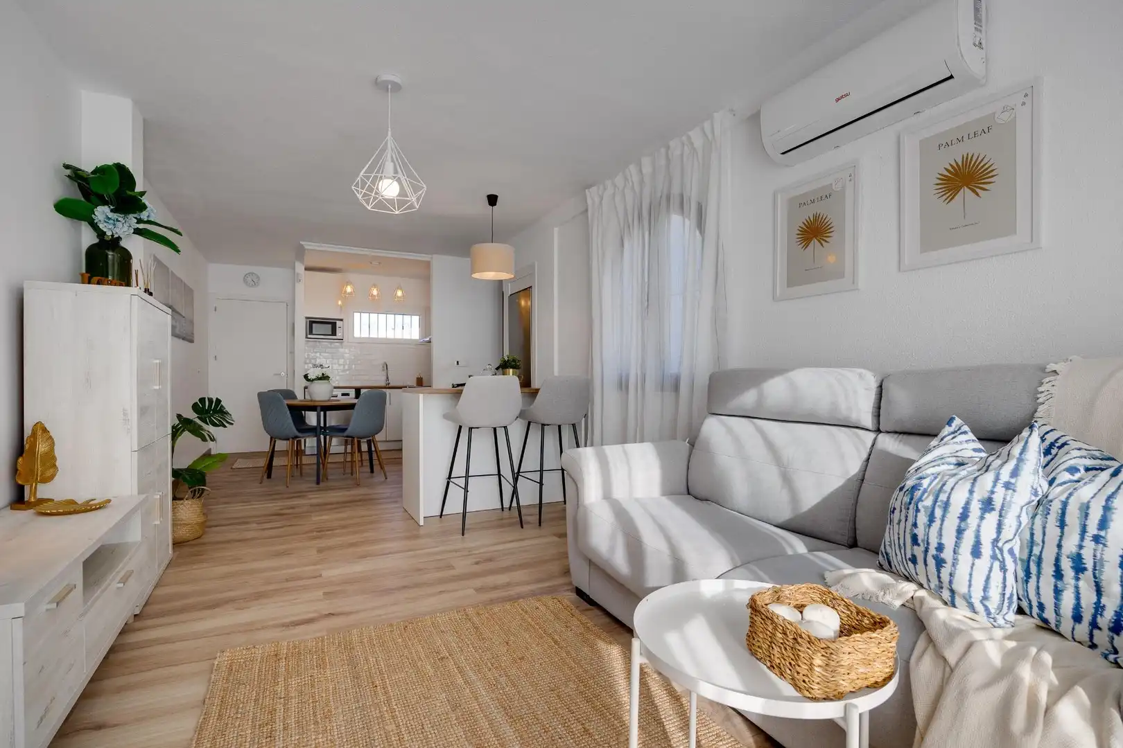 Sala d'estar de Casa o xalet en venda en Torrevieja amb Aire condicionat, Jardí privat i Moblat