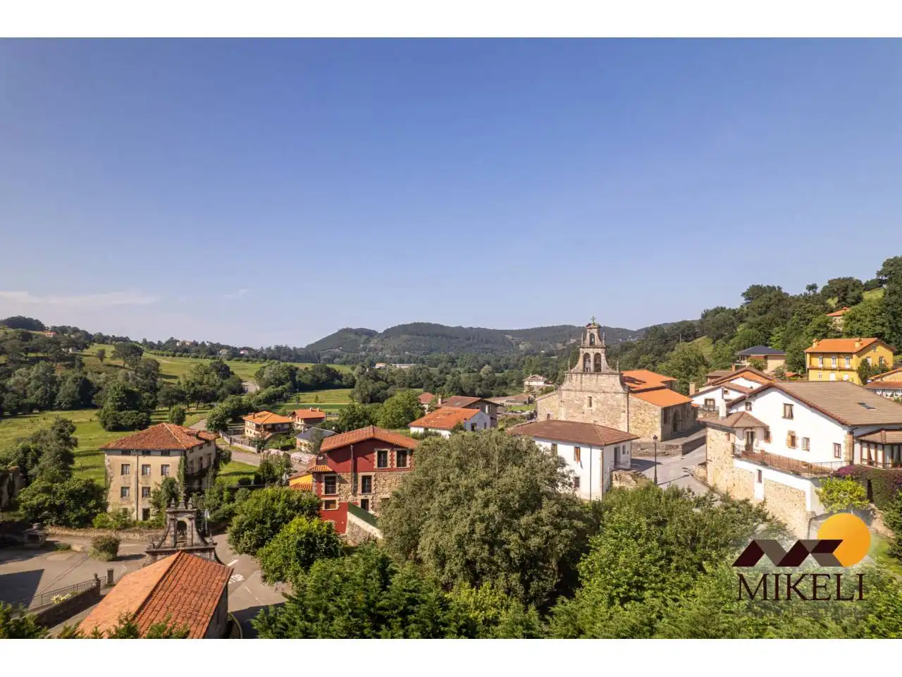 Vista exterior de Casa o xalet en venda en Medio Cudeyo amb Aire condicionat, Calefacció i Jardí privat