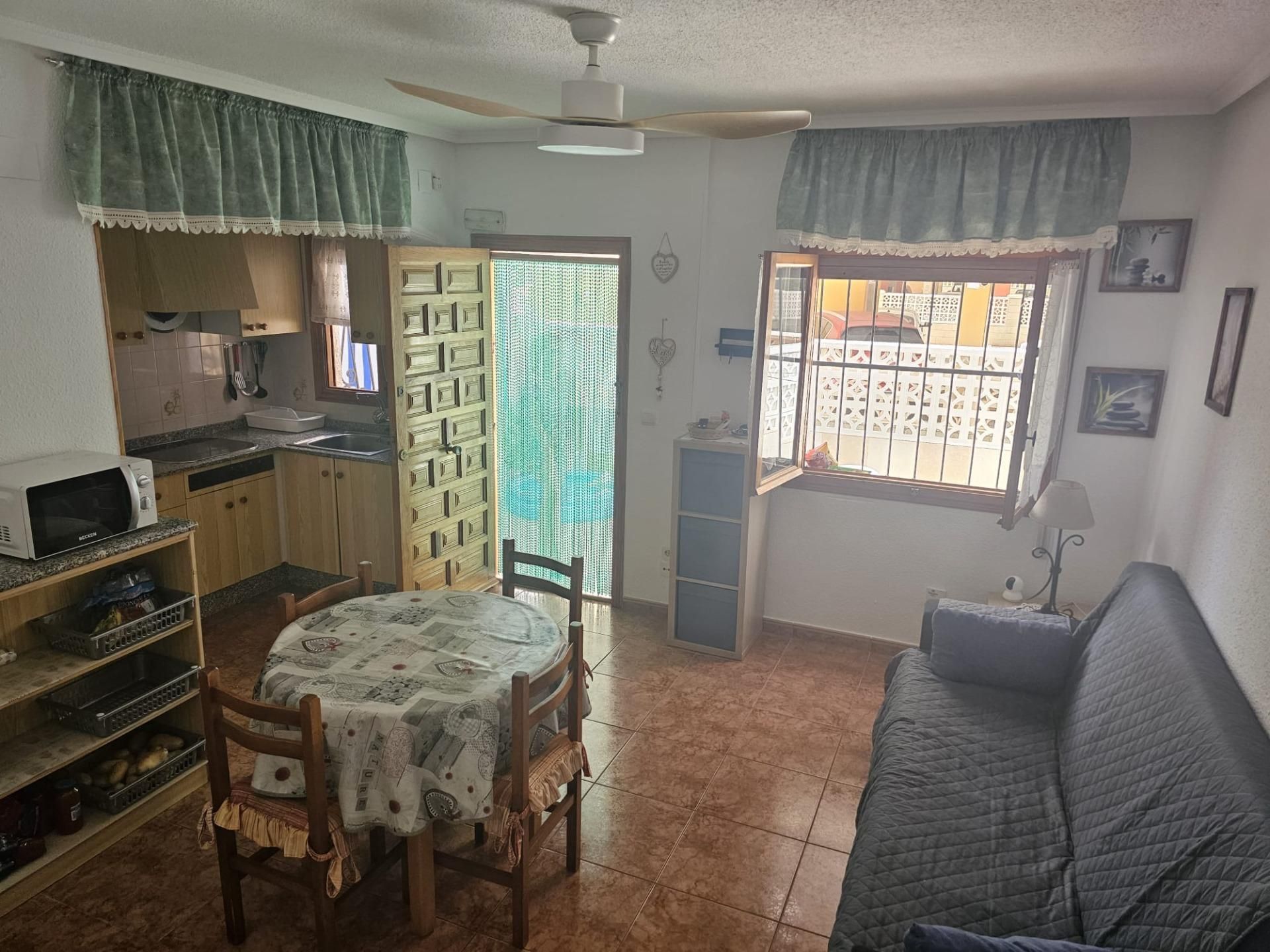 Cuina de Dúplex de lloguer en Santa Pola amb Terrassa i Balcó