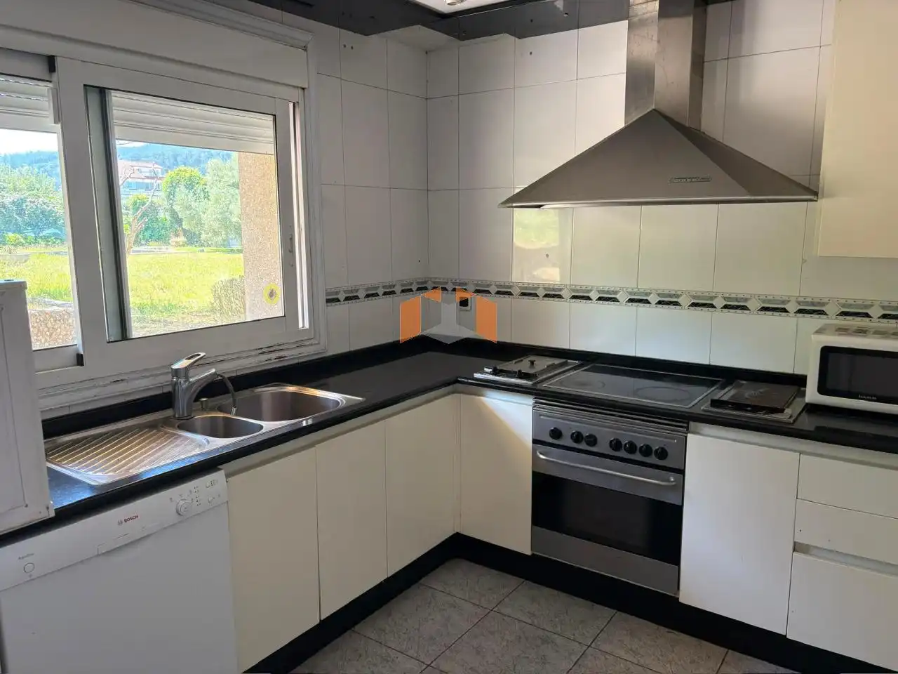 Cocina de Casa o chalet en venta en Vigo  con Calefacción, Jardín privado y Parquet