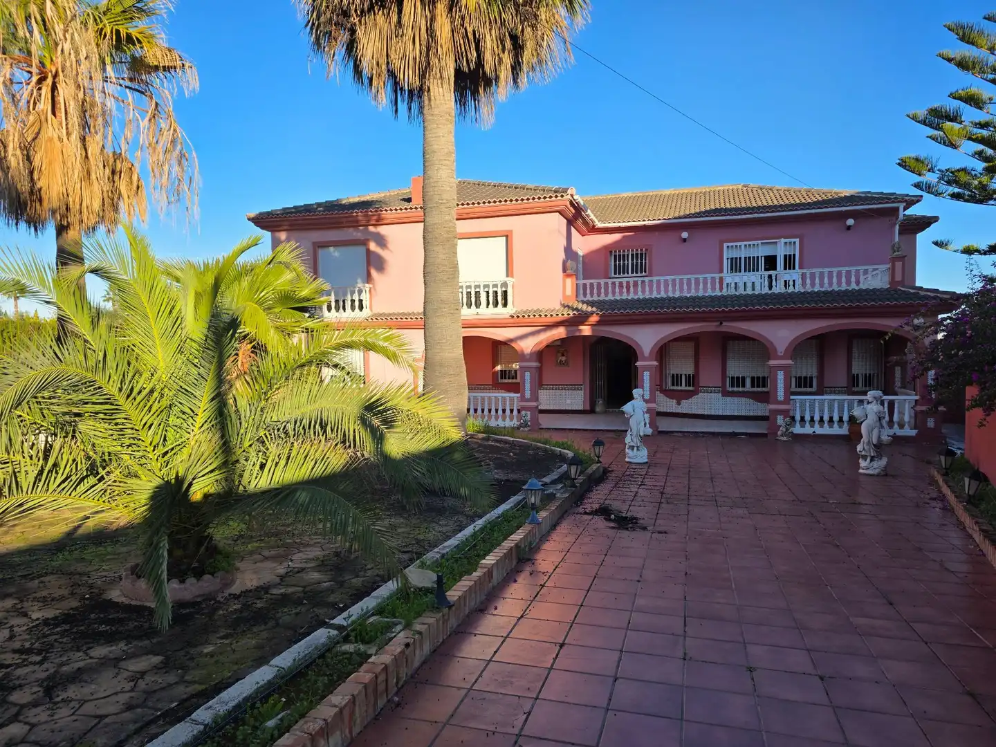 Vista exterior de Casa o xalet en venda en Alhaurín de la Torre amb Aire condicionat, Calefacció i Jardí privat