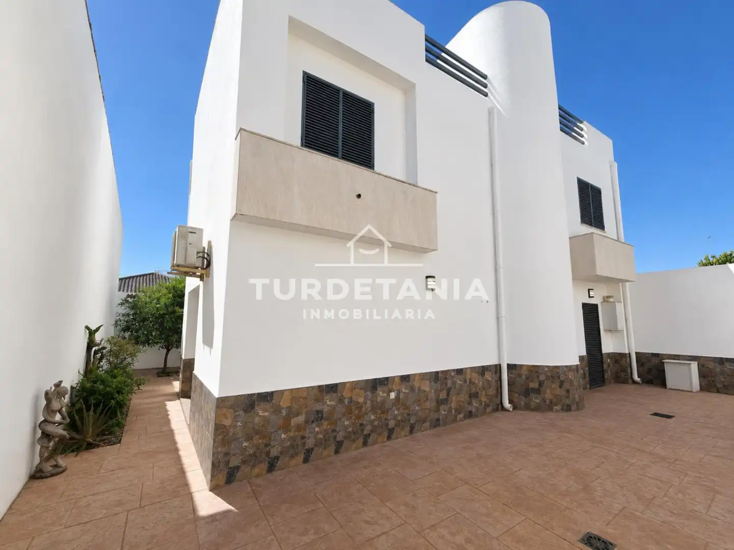 Vista exterior de Casa o xalet en venda en Sanlúcar de Barrameda amb Aire condicionat, Terrassa i Balcó
