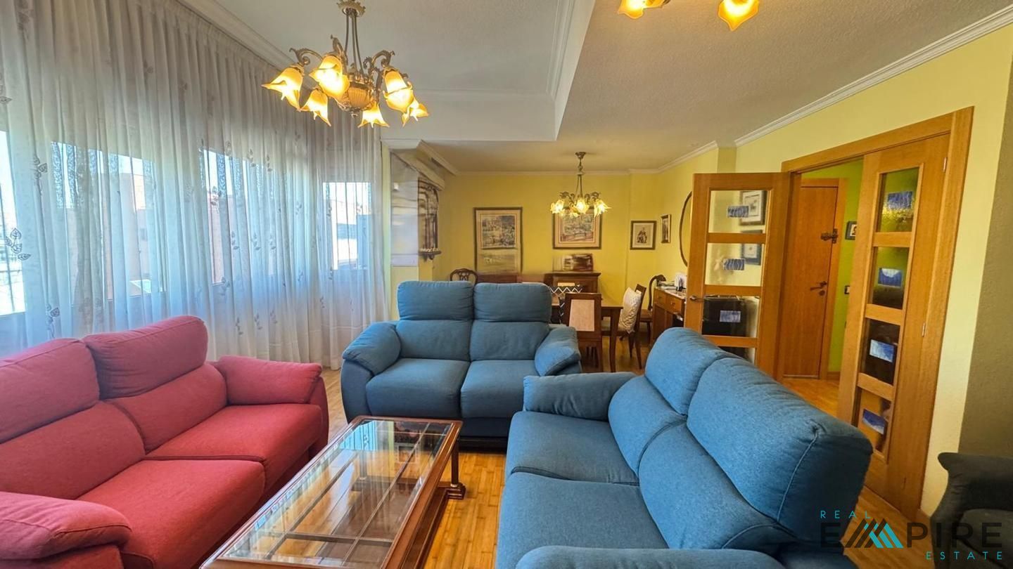 Sala d'estar de Pis en venda en Getafe amb Aire condicionat, Calefacció i Moblat