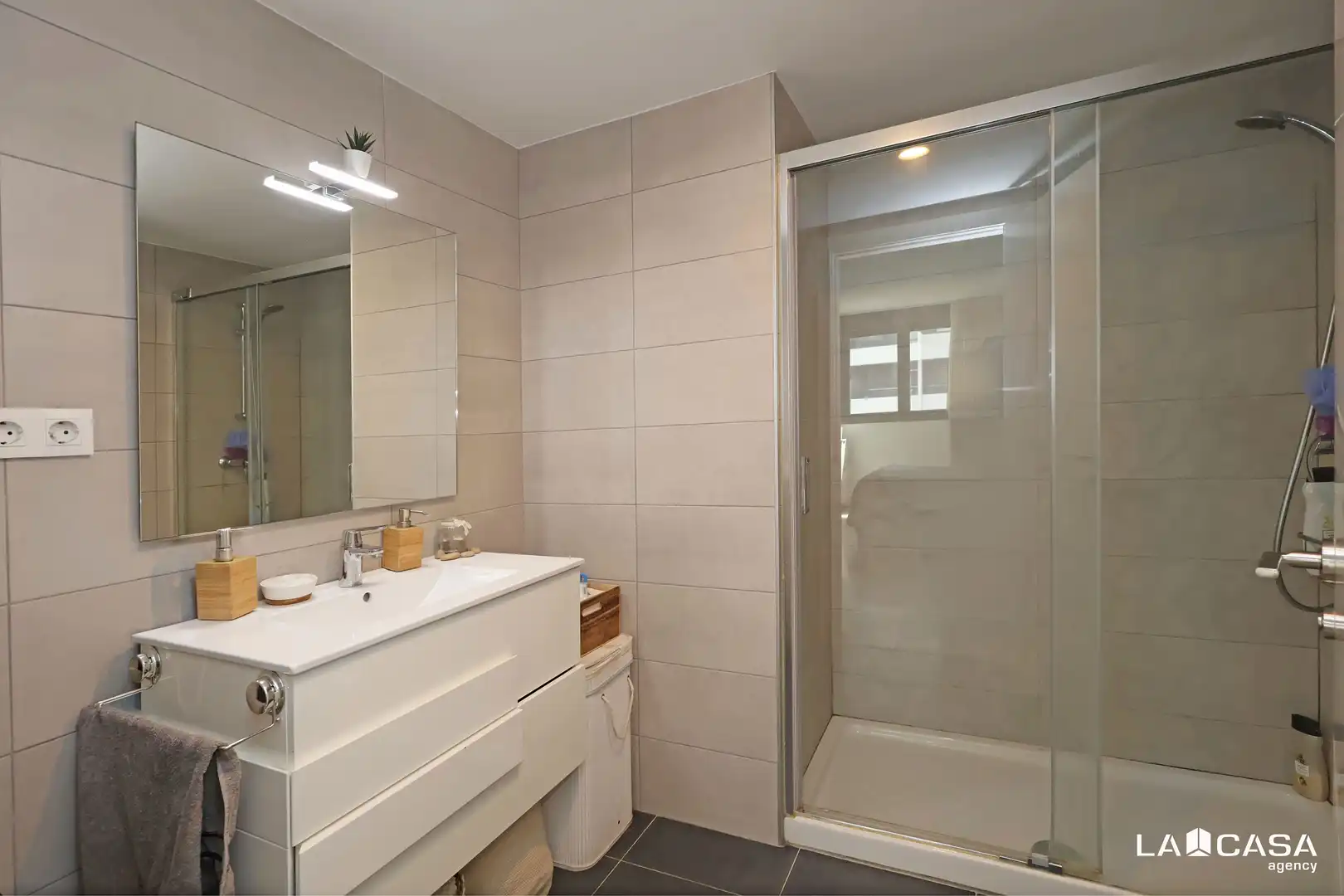 Bathroom of Flat for sale in L'Hospitalet de Llobregat  with Terrace and Swimming Pool