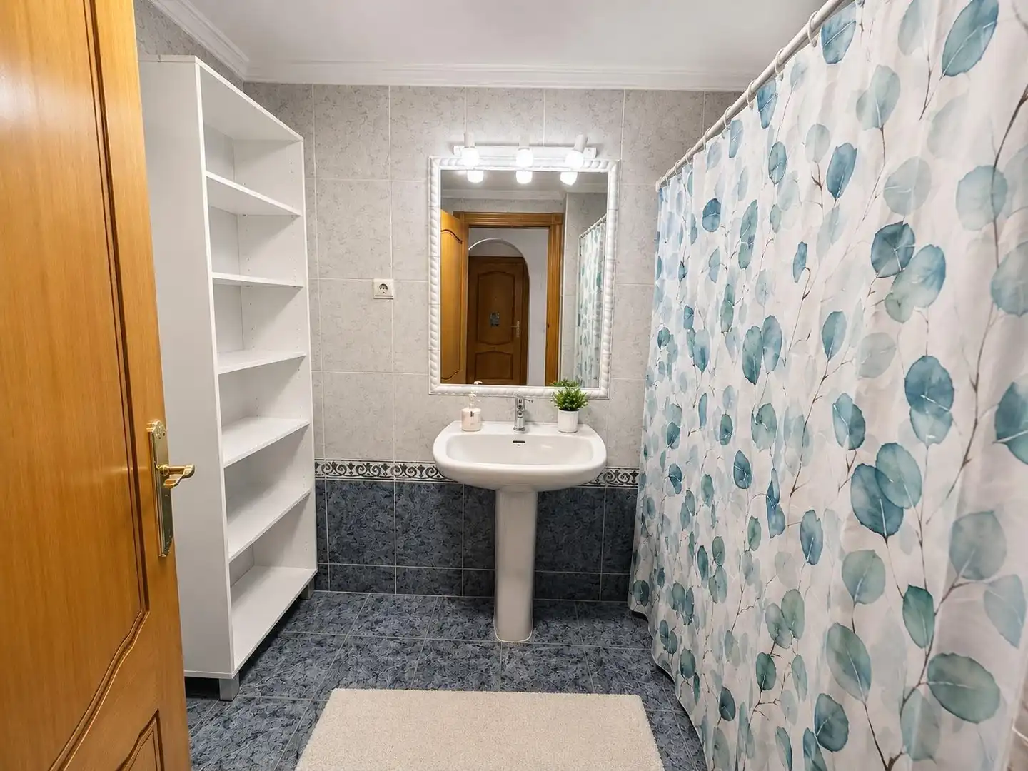 Baño de Apartamento de alquiler en La Manga del Mar Menor con Terraza, Amueblado y Balcón