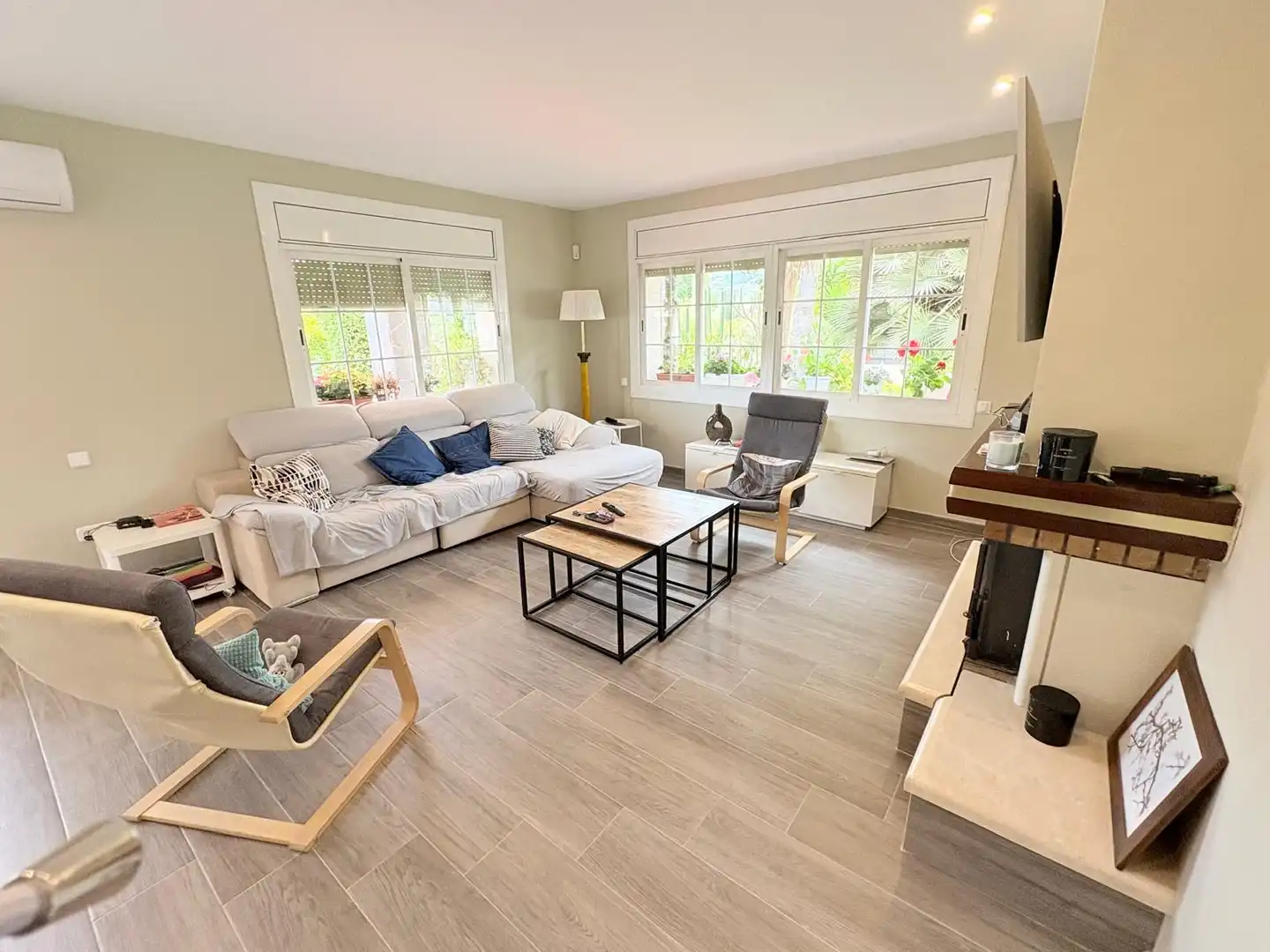 Sala de estar de Casa o chalet en venta en Corbera de Llobregat con Aire acondicionado, Calefacción y Jardín privado