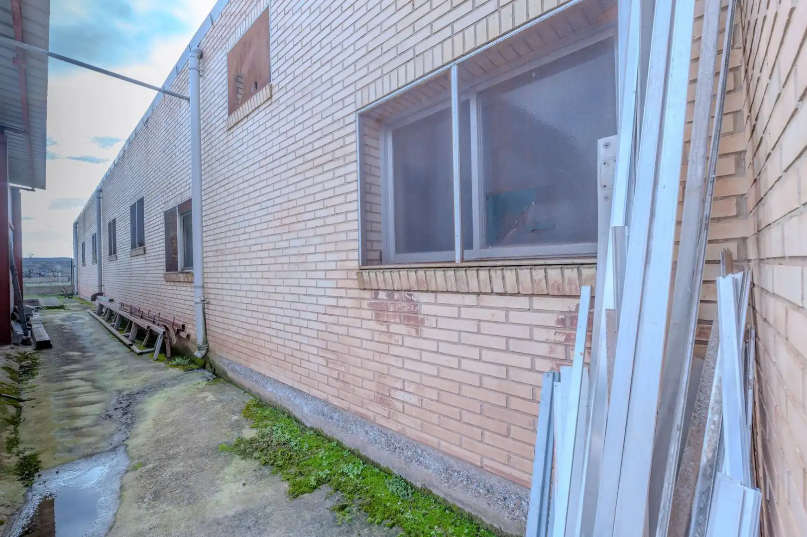 Vista exterior de Edificio en venta en Huércanos