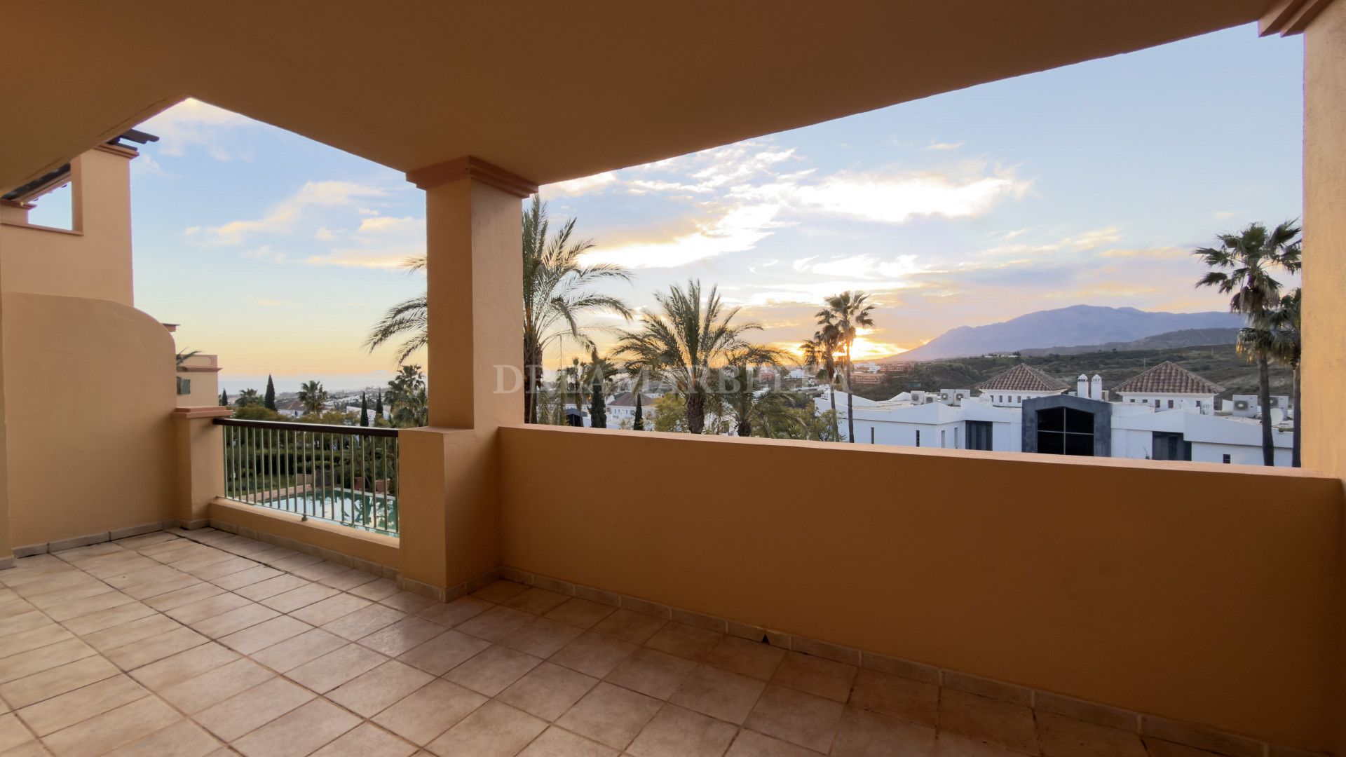 Vista exterior de Apartamento en venta en Benahavís con Aire acondicionado, Terraza y Piscina