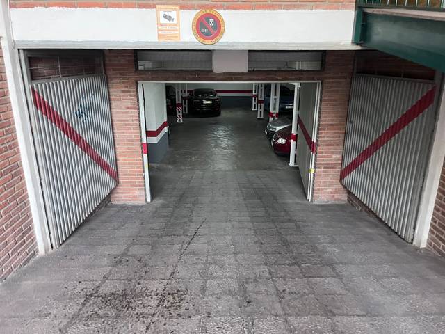 Garaje en Alquiler en Calle Doctor García Reyes, 9 en Parque Sur