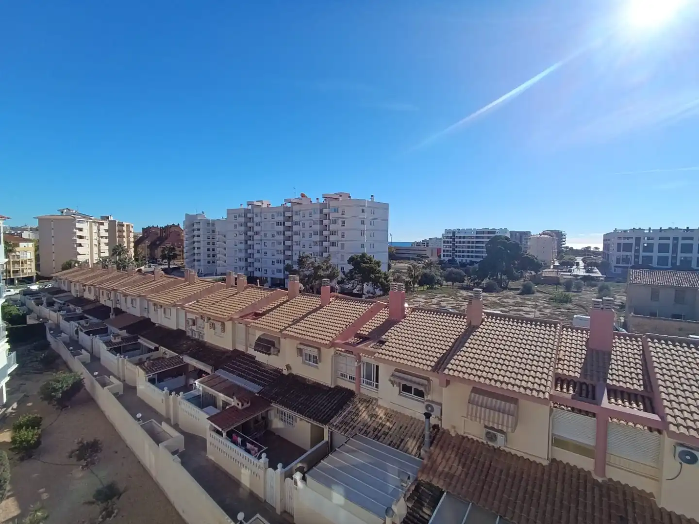 Vista exterior de Dúplex en venda en Villajoyosa / La Vila Joiosa amb Balcó, Alarma i Piscina comunitària
