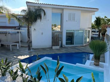 Casa amb piscina en venda a Cap Ras - Creus - Falconera