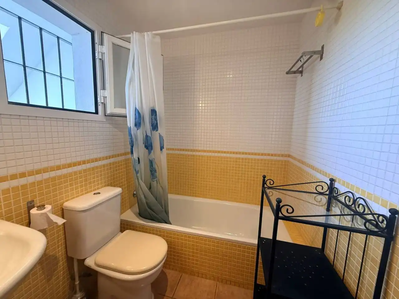 Baño de Piso de alquiler en Vera con Aire acondicionado, Terraza y Piscina comunitaria