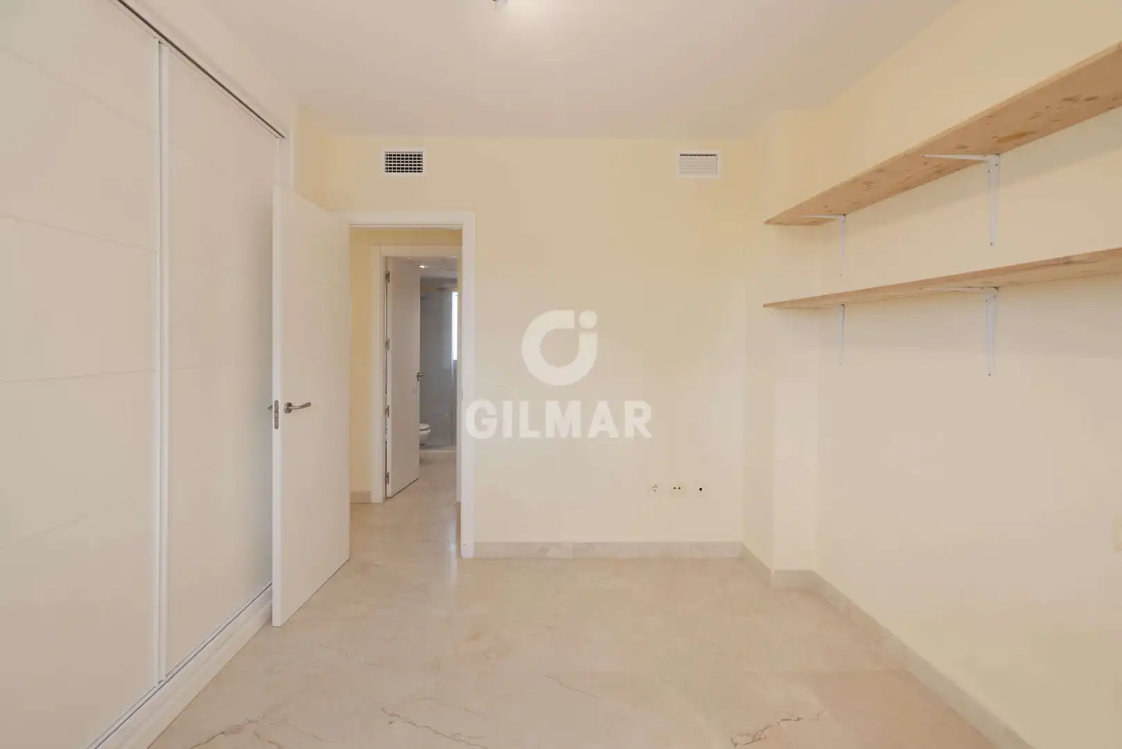 Habitación de Dúplex en venta en Estepona con Calefacción, Jardín privado y Piscina