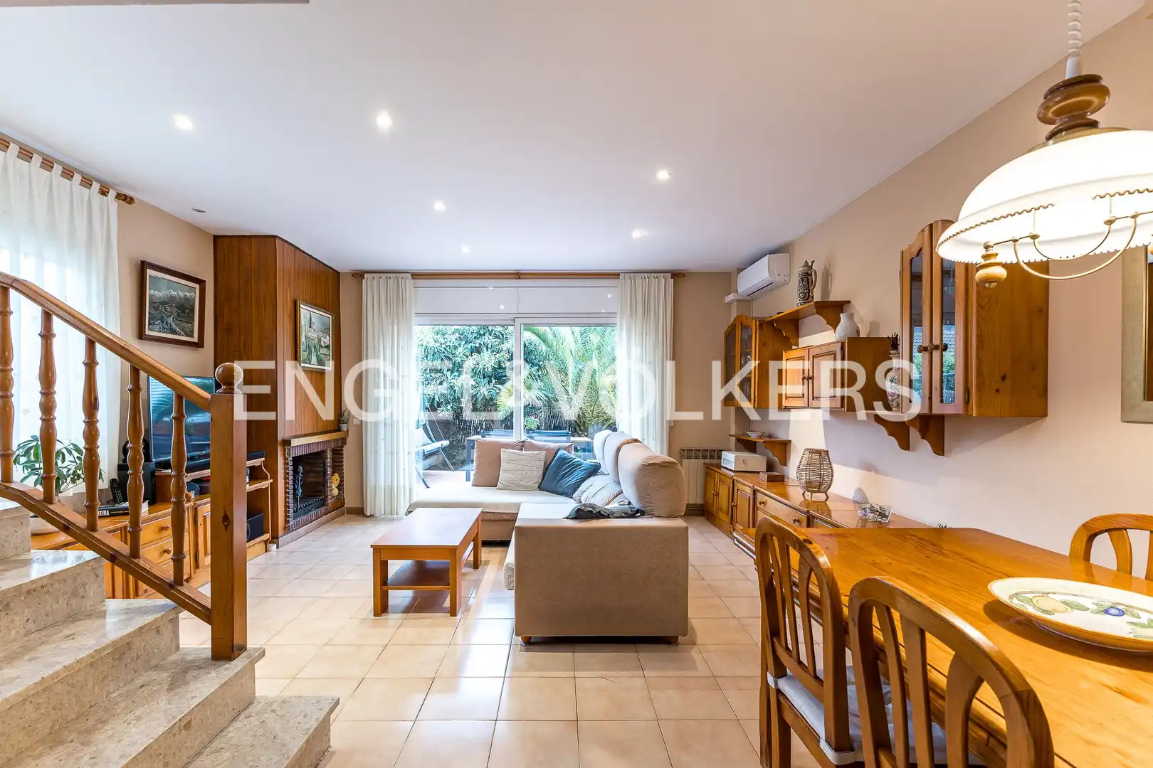 Living room of Houses for sale in Sant Cugat del Vallès  with Air Conditioner, Heating and Private garden