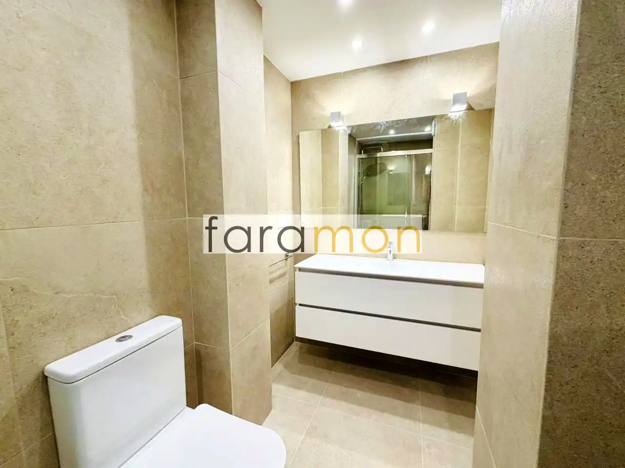 Bathroom of Flat for rent in Vigo   with Air Conditioner, Heating and Terrace