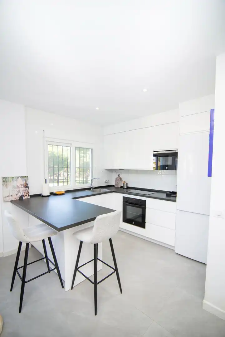 Cuina de Apartament en venda en Chiclana de la Frontera amb Aire condicionat, Jardí privat i Terrassa