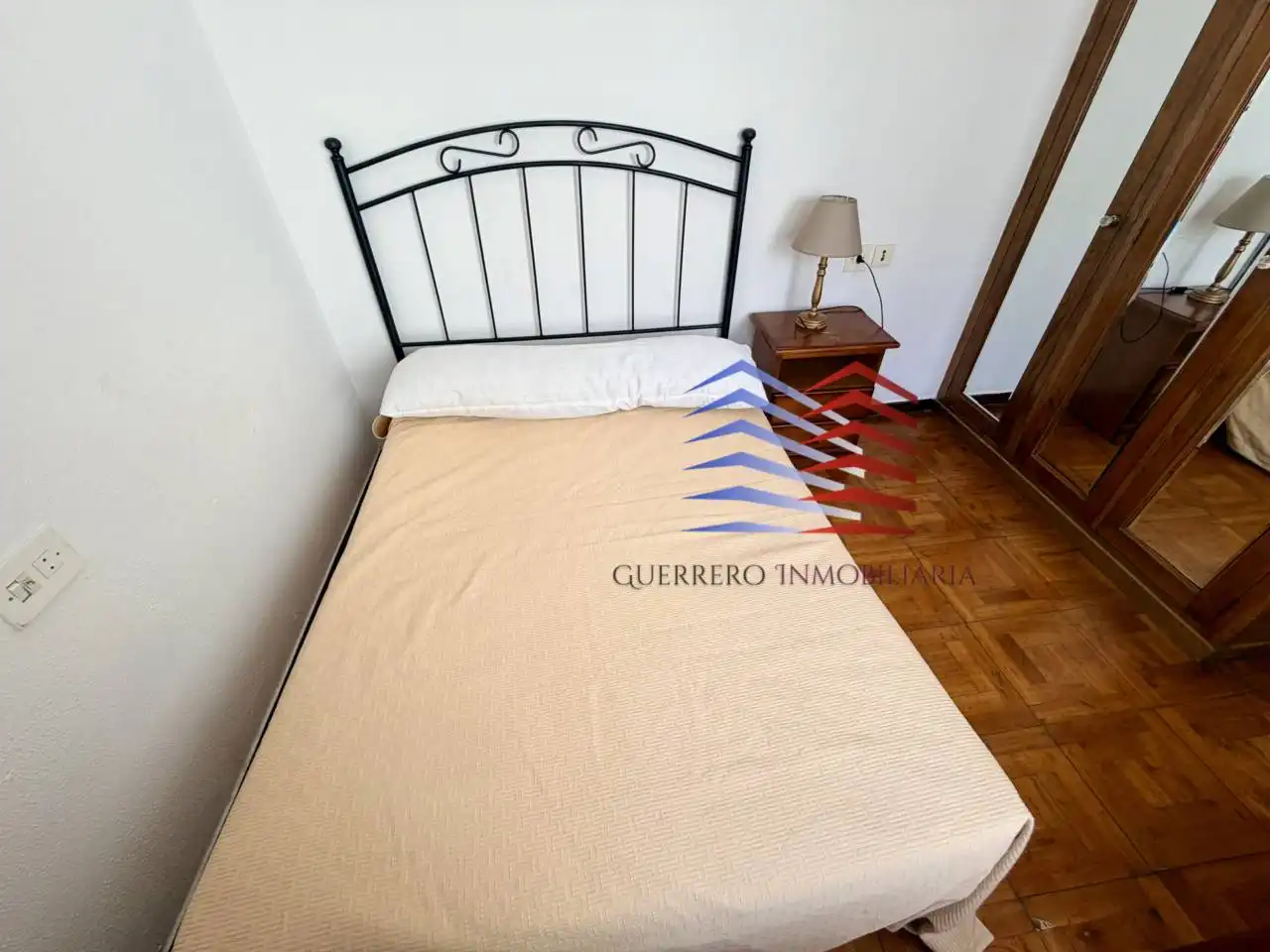 Dormitori de Pis de lloguer en Ourense Capital  amb Calefacció, Parquet i Traster