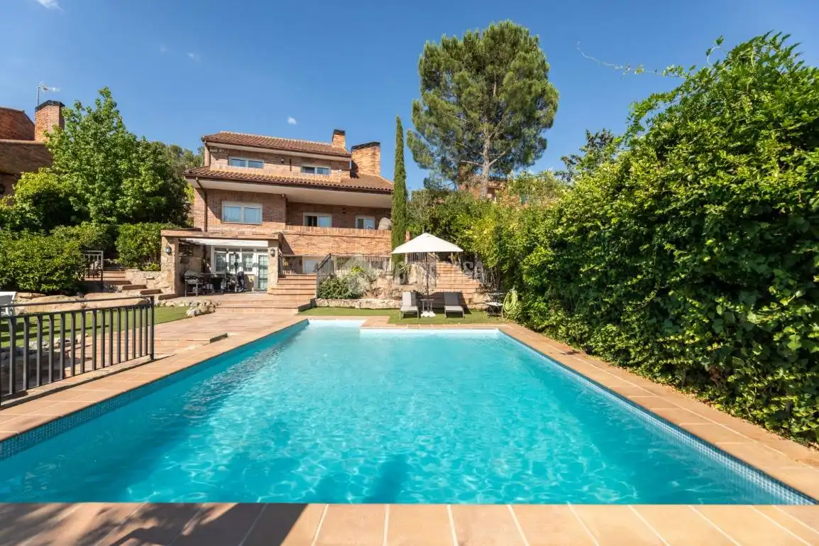 Piscina de Casa o xalet en venda en Torrelodones amb Calefacció, Jardí privat i Terrassa