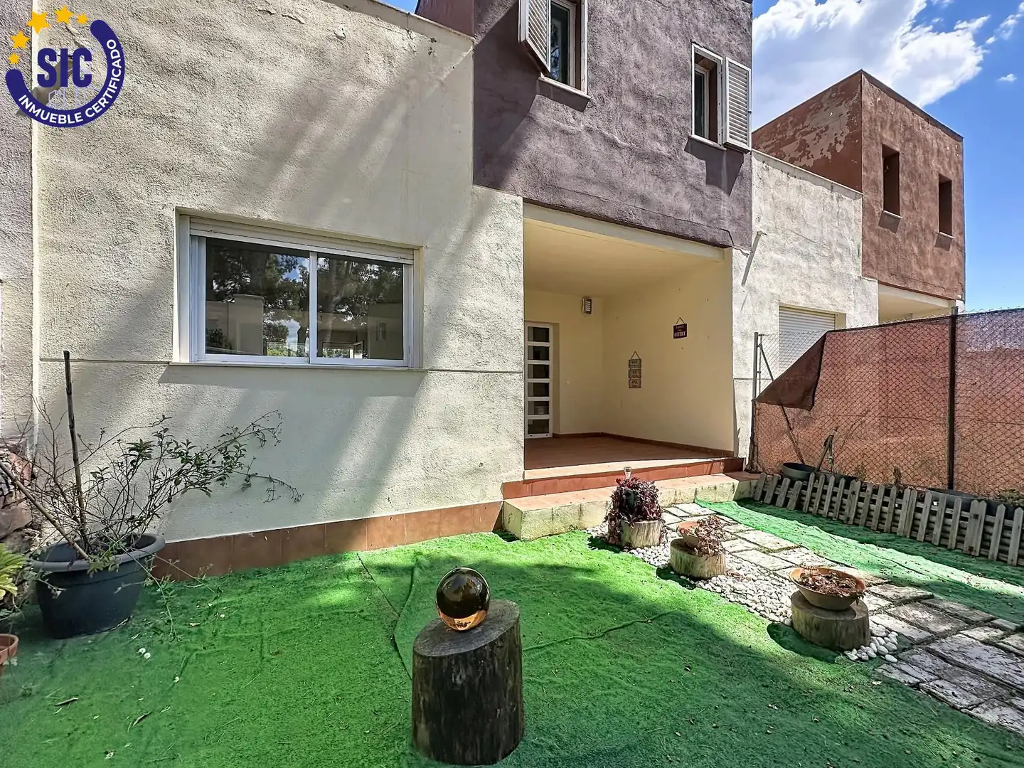 Vista exterior de Casa adosada en venta en Serra con Jardín privado, Terraza y Piscina comunitaria