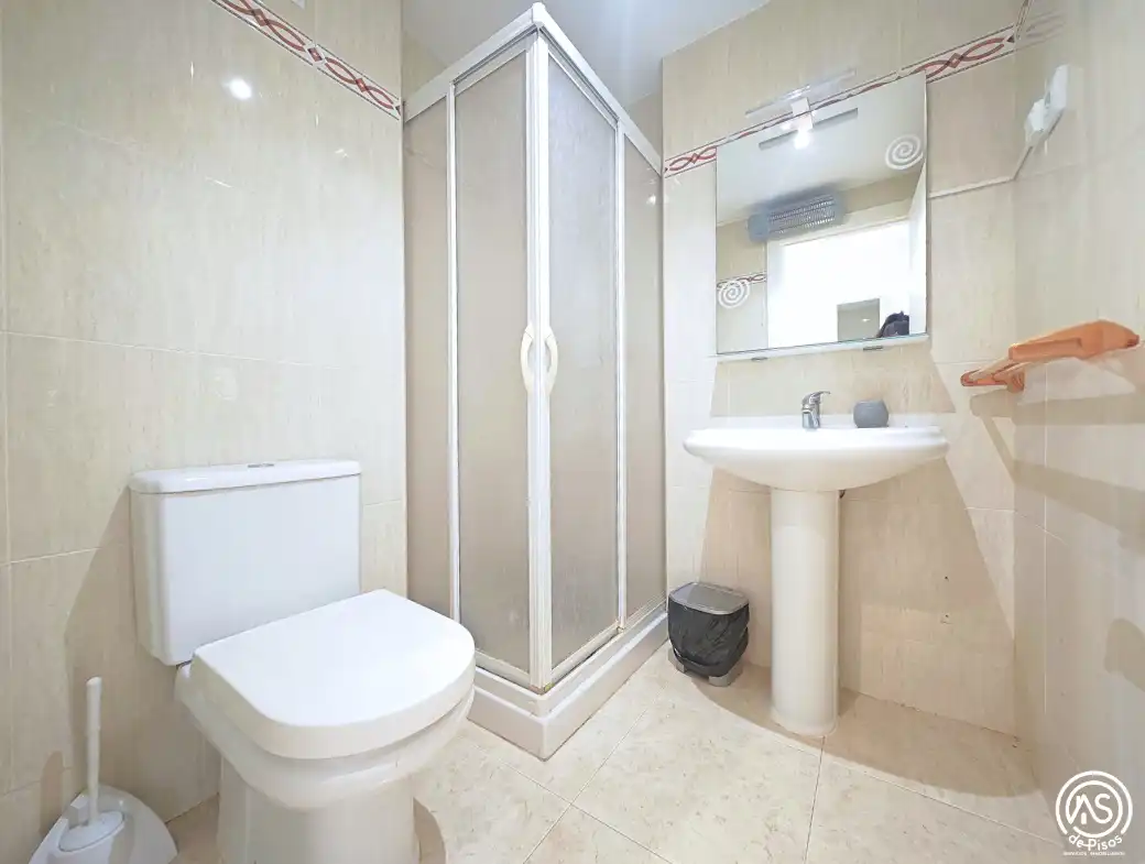 Bany de Apartament de lloguer en Mont-roig del Camp amb Aire condicionat, Calefacció i Jardí privat