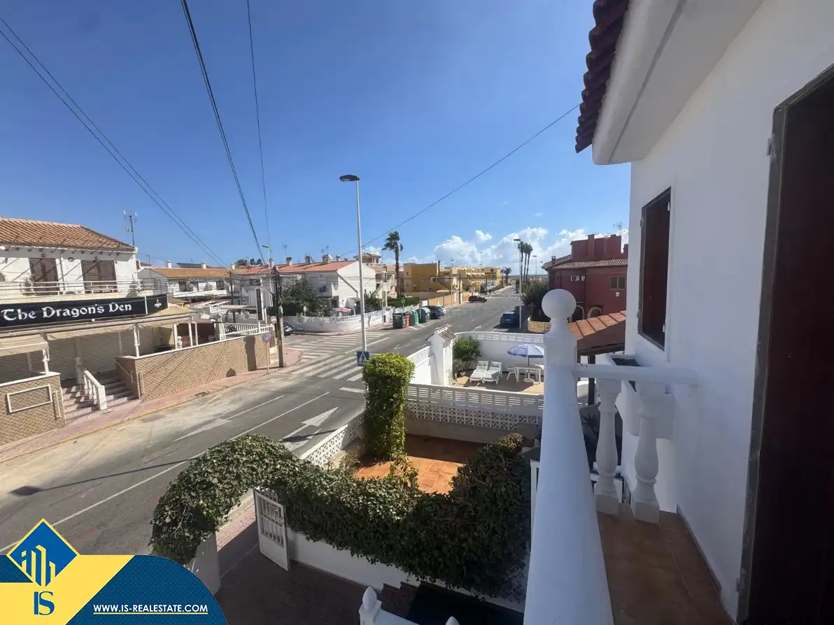 Vista exterior de Casa adosada en venda en Torrevieja amb Calefacció, Jardí privat i Terrassa