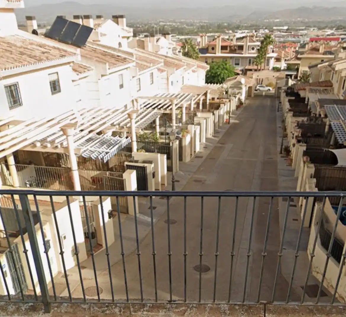 Vista exterior de Casa adosada en venta en Alhaurín de la Torre con Alarma y Piscina comunitaria