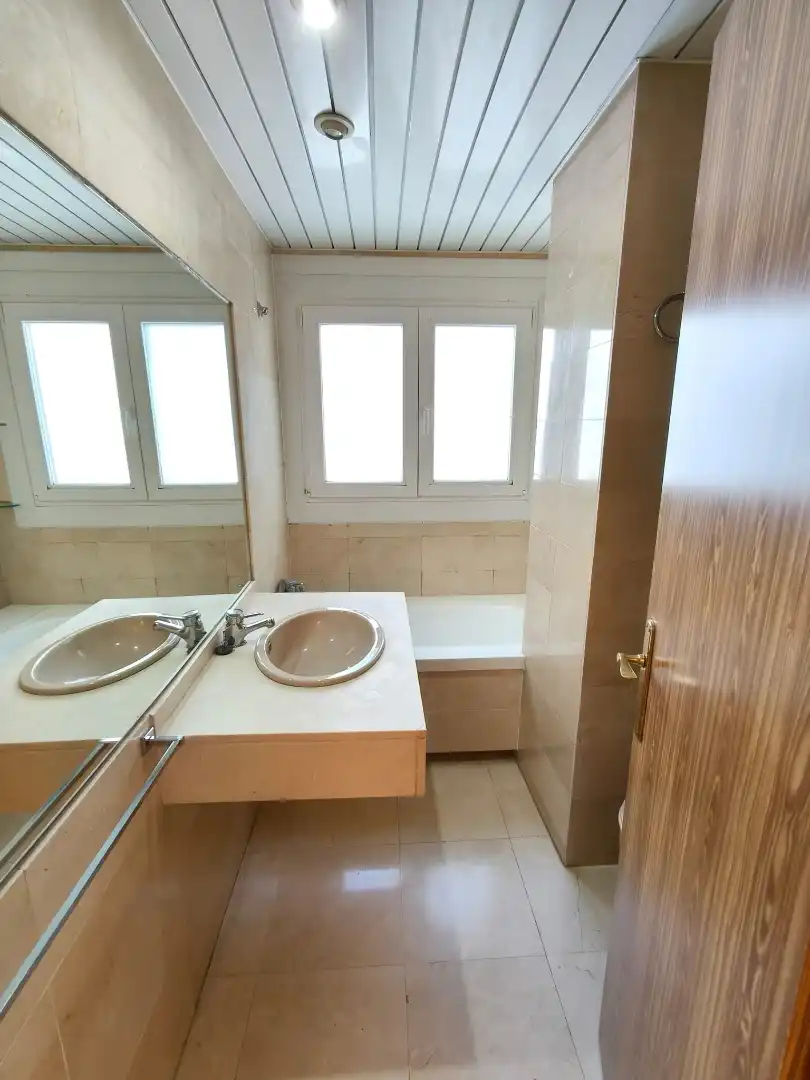 Badezimmer von Maisonette zum Verkauf in Barcelona mit Klimaanlage, Heizung und Parkett