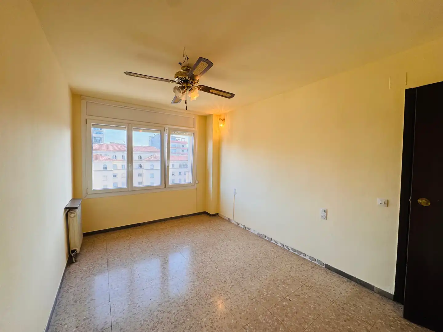 Bedroom of Flat for sale in Girona  with Air Conditioner, Heating and Terrace