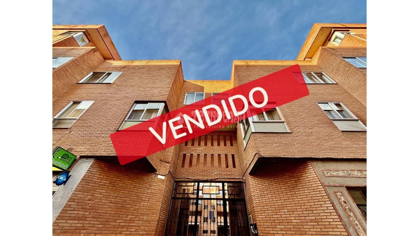Exterior view of Flat for sale in Ávila Capital  with Parquet flooring, Terrace and Storage room