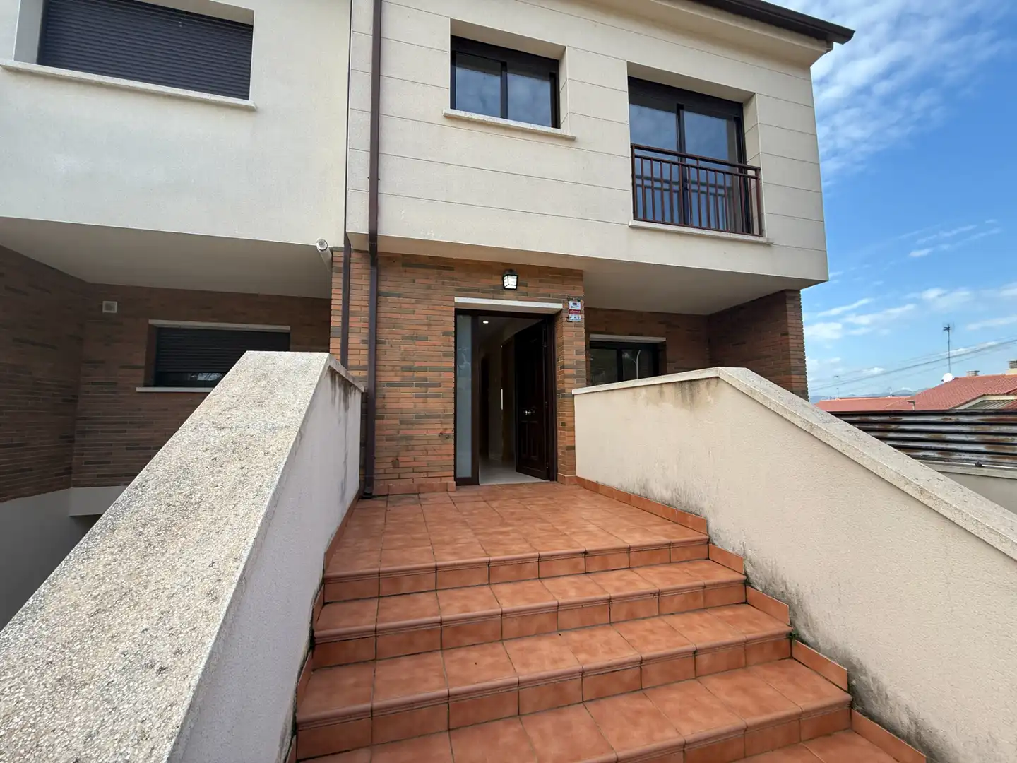 Vista exterior de Casa adosada en venta en Banyeres del Penedès con Calefacción, Jardín privado y Terraza