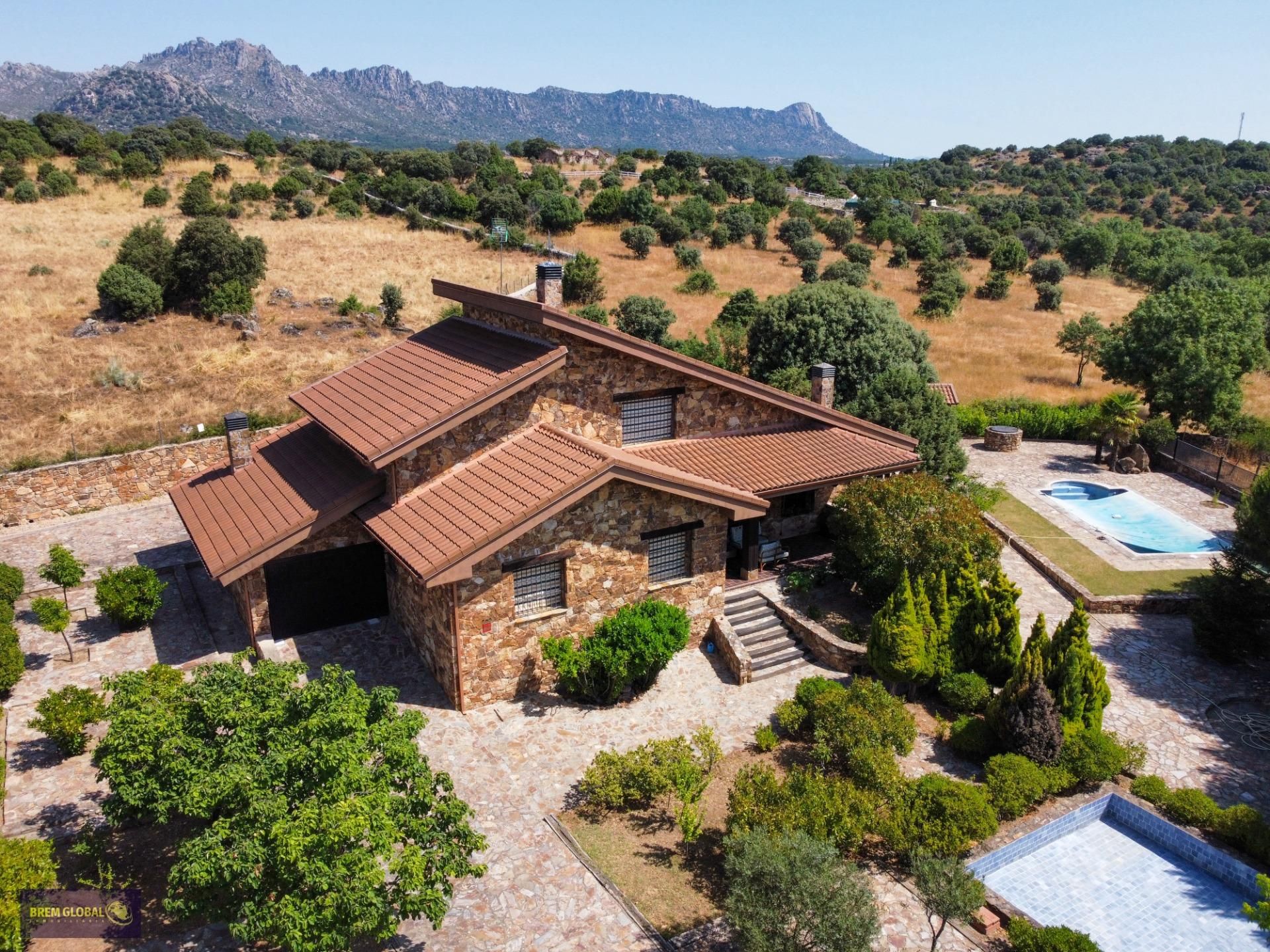 Exterior view of House or chalet for sale in Cabanillas de la Sierra  with Heating and Private garden