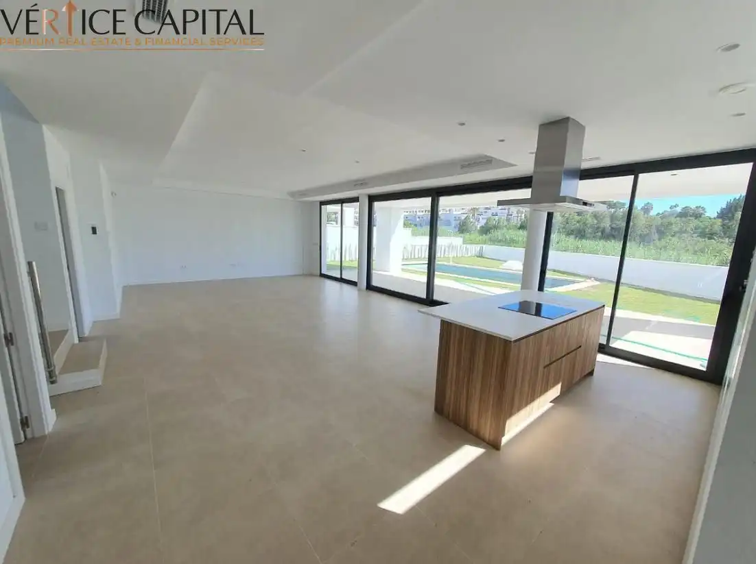 Sala d'estar de Casa o xalet en venda en Manilva amb Aire condicionat, Jardí privat i Terrassa