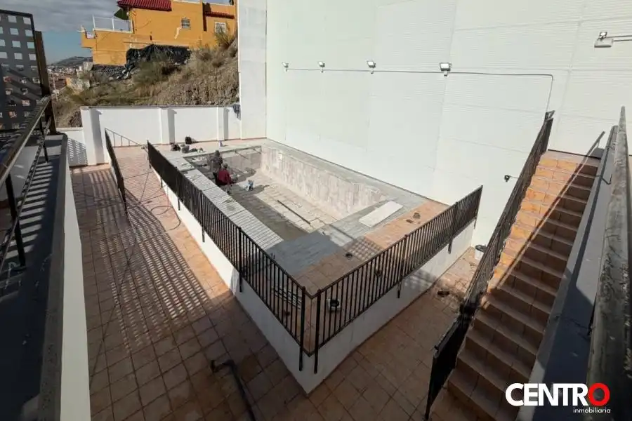 Schwimmbecken von Wohnung zum Verkauf in Cenes de la Vega mit Klimaanlage, Heizung und Privatgarten