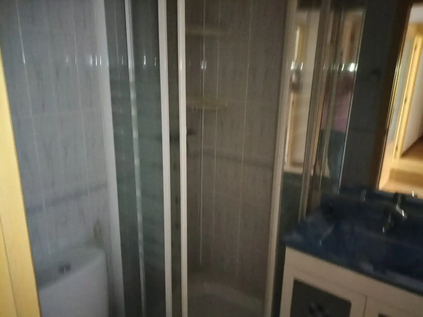 Baño de Piso en venta en Madrid con Jardín privado, Trastero y Alarma