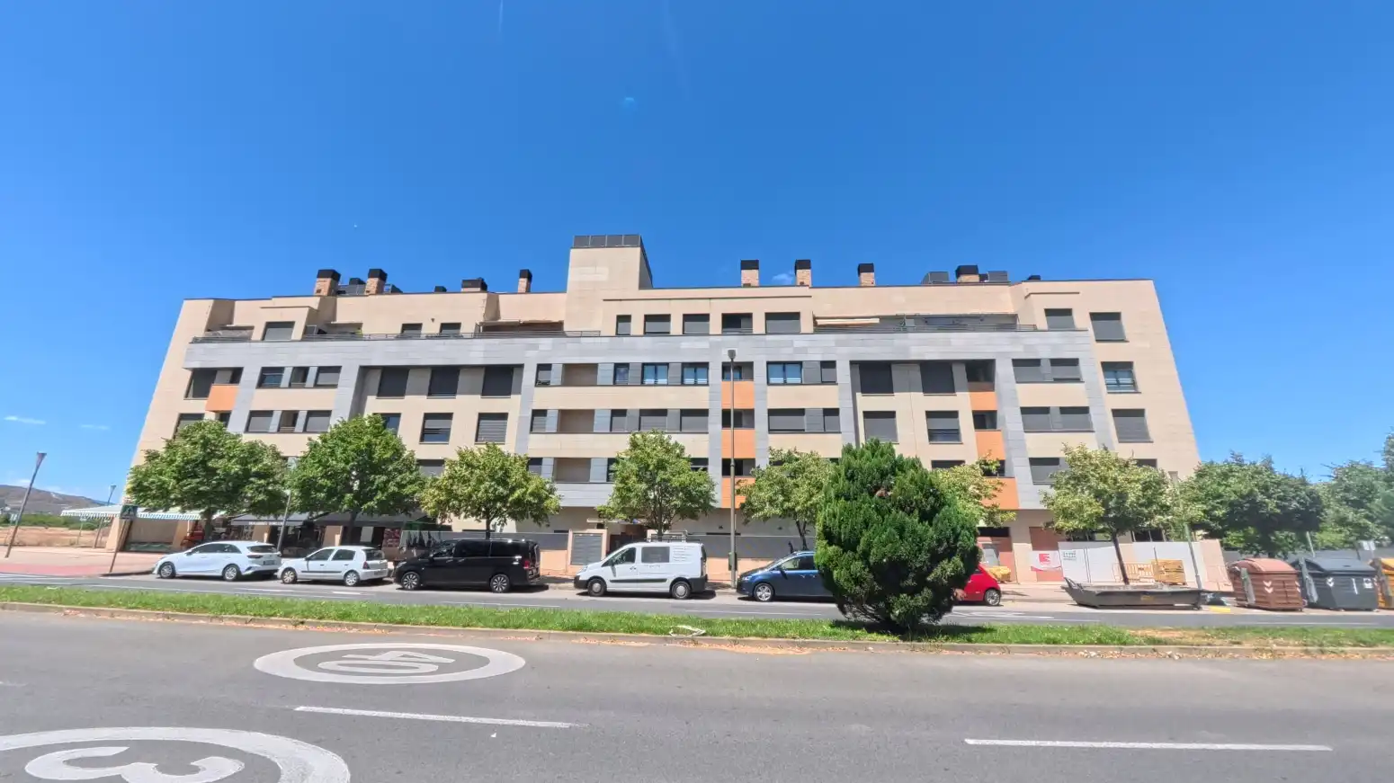 Vista exterior de Pis de lloguer en  Logroño amb Aire condicionat, Calefacció i Jardí privat