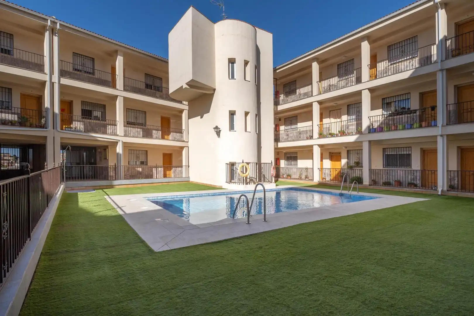 Vista exterior de Pis en venda en Churriana de la Vega amb Piscina comunitària