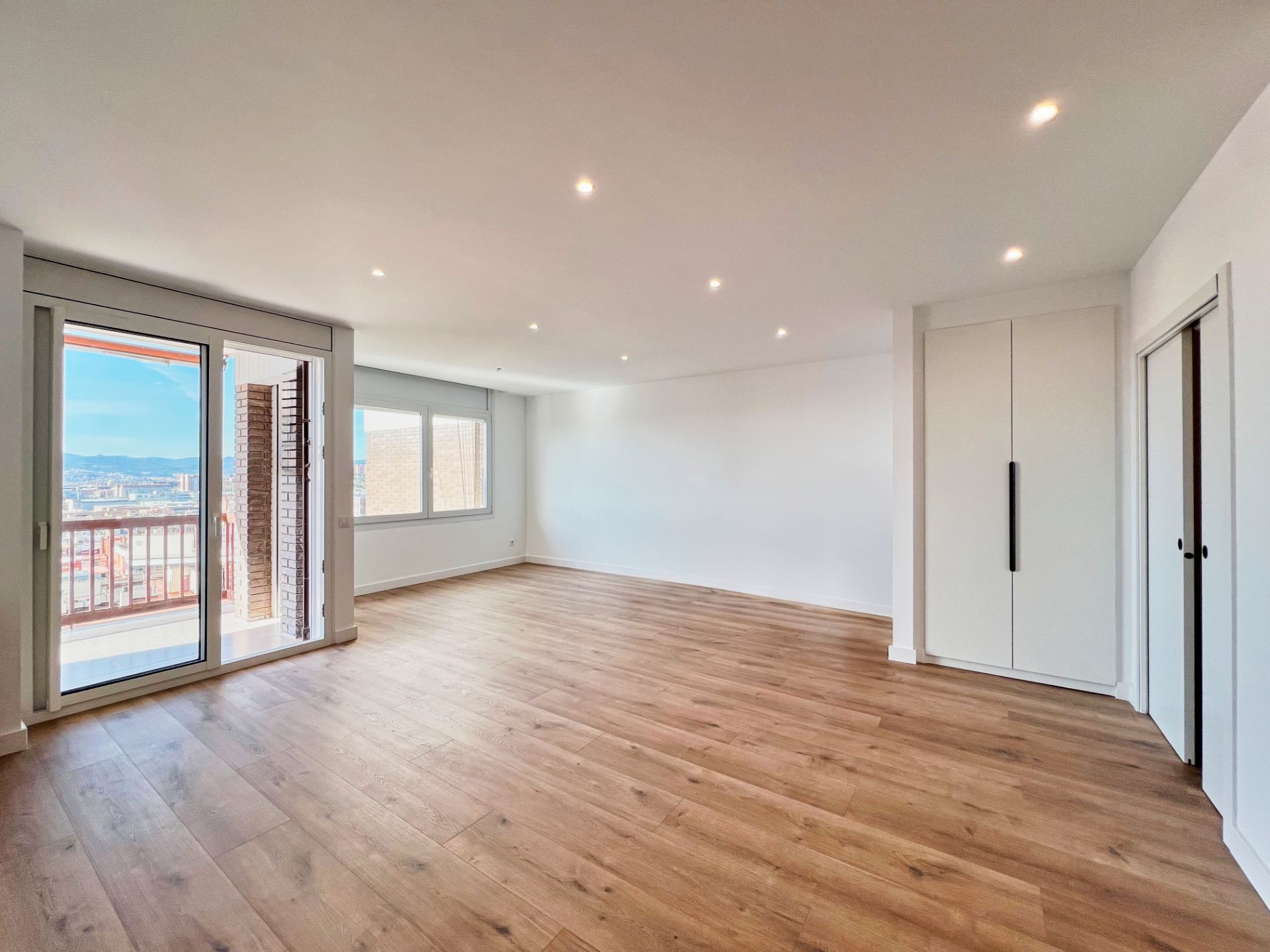 Living room of Attic for sale in L'Hospitalet de Llobregat  with Air Conditioner, Heating and Parquet flooring
