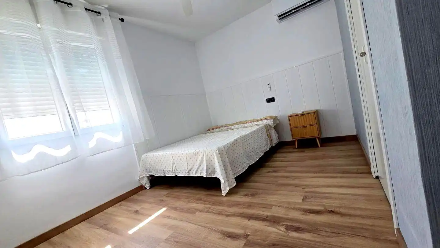Schlafzimmer von Wohnung zur Miete in Gandia mit Klimaanlage, Terrasse und Möbliert