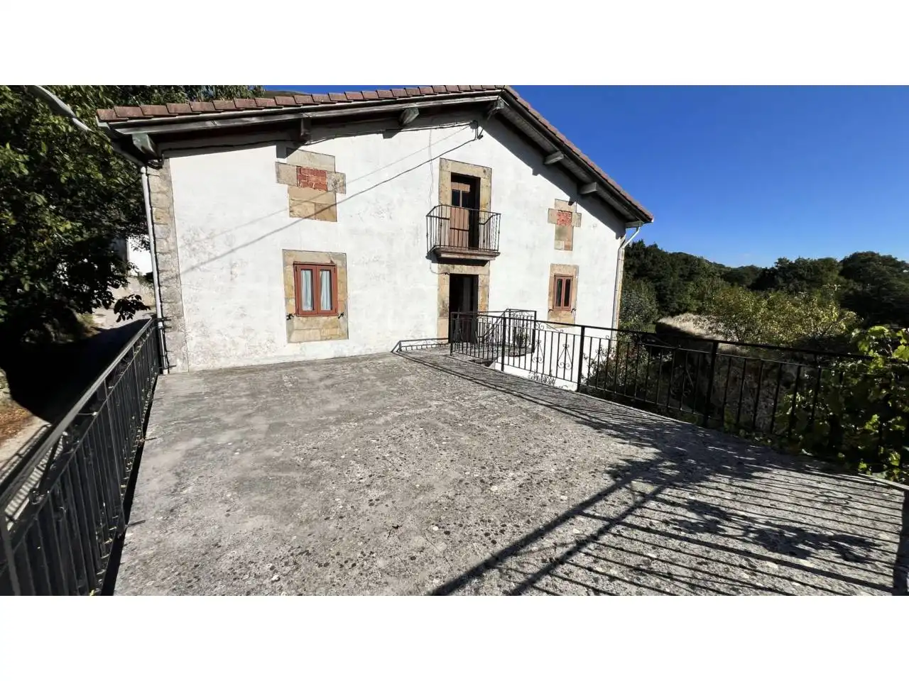 Vista exterior de Casa o xalet en venda en Espinosa de los Monteros amb Jardí privat, Terrassa i Moblat