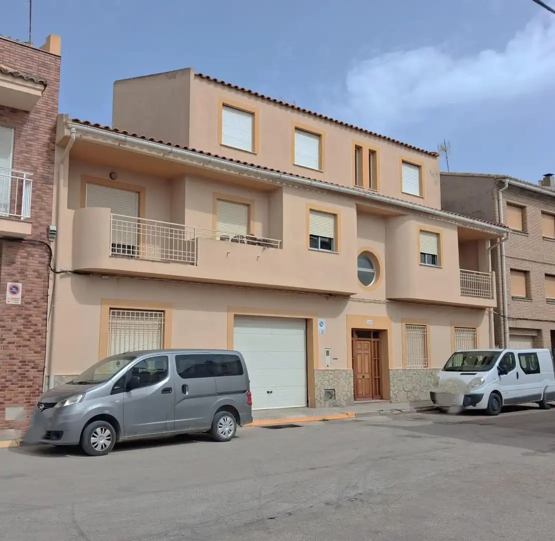 Vista exterior de Casa adosada en venta en Requena, Valencia