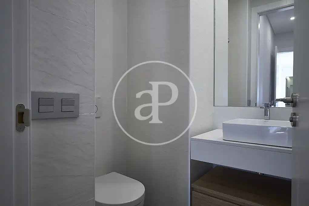 Badezimmer von Wohnung zur Miete in Madrid mit Klimaanlage, Heizung und Abstellraum