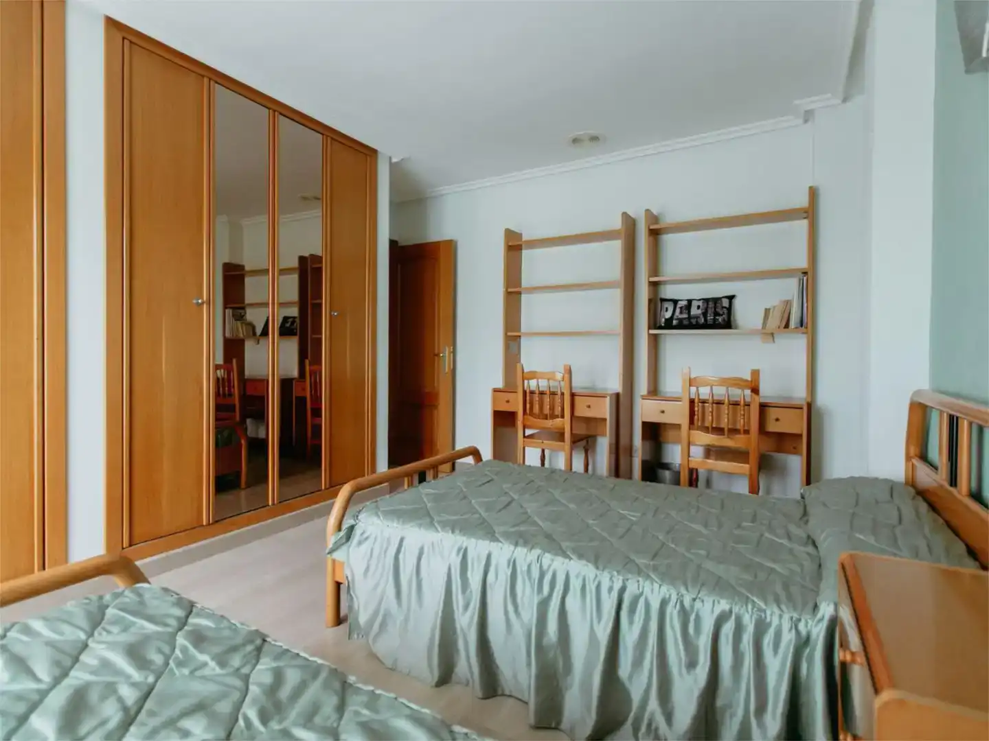 Habitación de Casa adosada en venta en Huesca con Jardín privado, Trastero y Amueblado