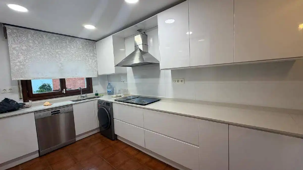 Cuina de Casa o xalet en venda en Castro-Urdiales amb Calefacció, Jardí privat i Terrassa