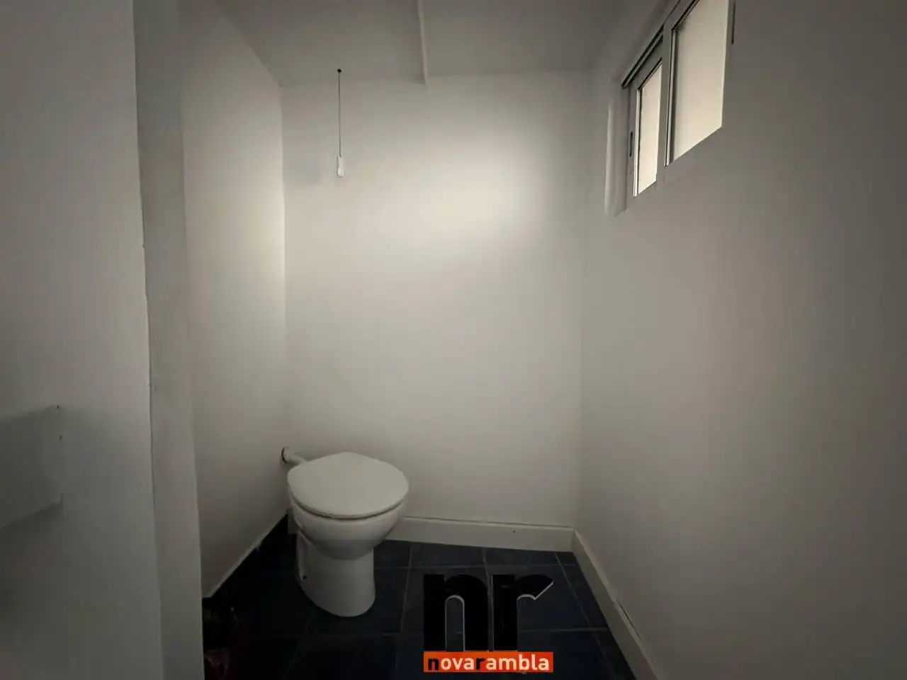 Baño de Local de alquiler en Ripollet