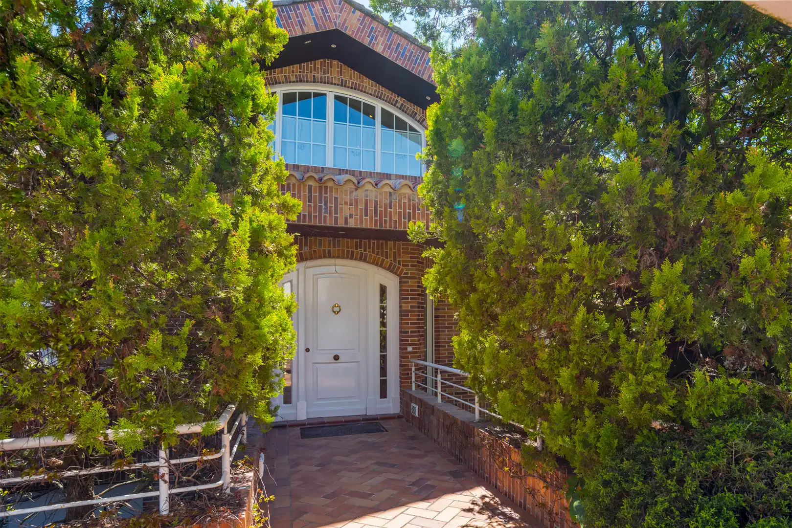 Vista exterior de Casa o xalet de lloguer en Pozuelo de Alarcón amb Aire condicionat, Calefacció i Jardí privat