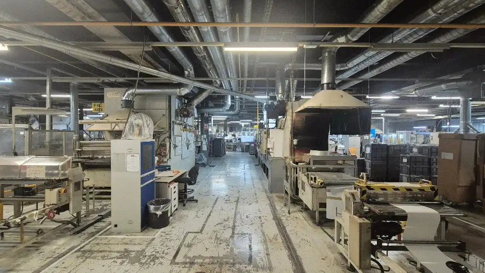 Außenansicht von Fabrikhallen zur Miete in Cerdanyola del Vallès mit Heizung und Alarm